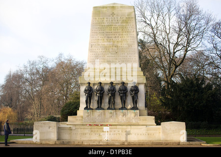 L'homme est seul dans la prière silencieuse au Guards Memorial à Horse Guards London England Banque D'Images