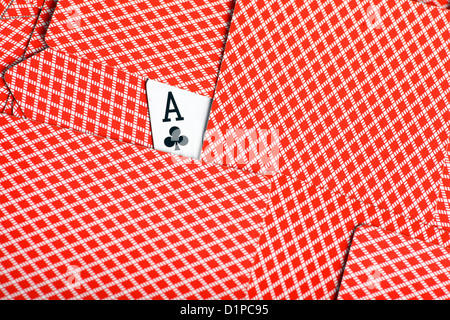 Un ace of clubs carte est visible parmi de nombreuses cartes de poker face vers le bas Banque D'Images