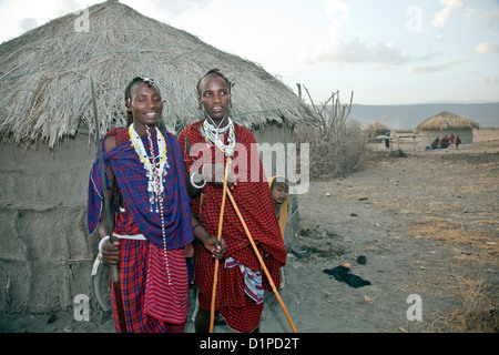 Worriers massaï ou des hommes comme vu dans Olpopongi Village culturel Maasai et le cratère du Ngorongoro en Tanzanie;l'Afrique de l'Afrique; Banque D'Images