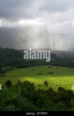 La verte vallée entourant la baie de Hanalei sur l'île de Kauai, Hawaii, USA. Banque D'Images