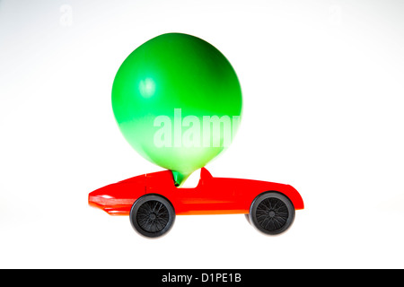 Petite voiture, alimenté par l'air d'un ballon explosé. L'air effluent conduit la voiture de l'avant. Image symbole, puissance alternative. Banque D'Images