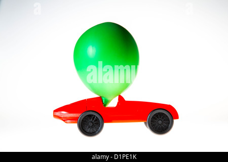 Petite voiture, alimenté par l'air d'un ballon explosé. L'air effluent conduit la voiture de l'avant. Image symbole, puissance alternative. Banque D'Images