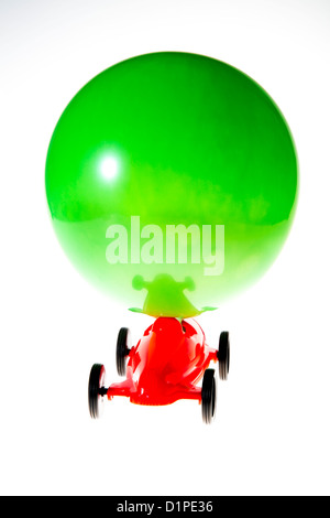 Petite voiture, alimenté par l'air d'un ballon explosé. L'air effluent conduit la voiture de l'avant. Image symbole, puissance alternative. Banque D'Images