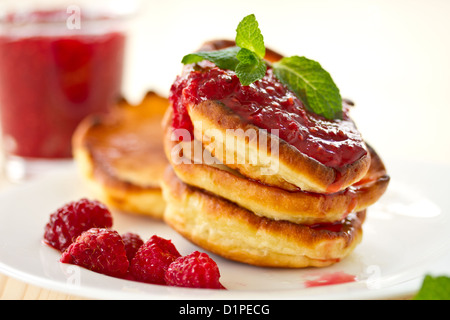 Crêpes de framboises fraîches et de menthe Banque D'Images