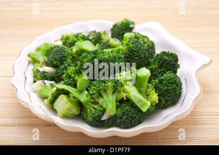 Le Brocoli bouilli dans une assiette Banque D'Images