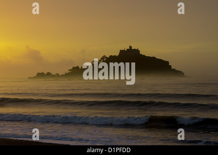 St Michaels Mount, Marazion, Cornwall. Brume matinale Banque D'Images