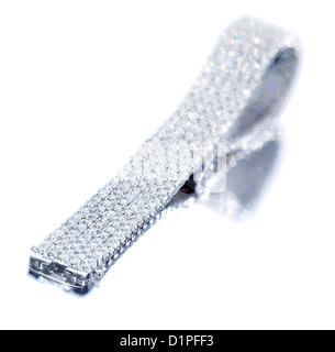 Bracelet diamant contre fond blanc Banque D'Images