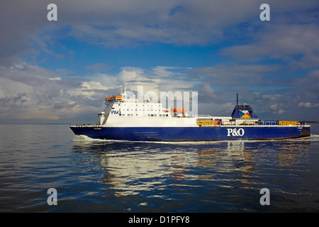 Ferry P&O Norbay dans la mer d'Irlande voyageant à Belfast de Liverpool Banque D'Images