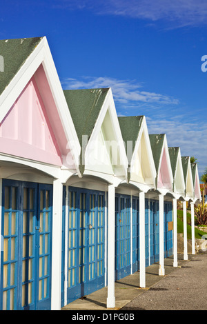 De cabines dans Greenhill jardins sur la promenade de front de mer Esplanade Weymouth Dorset England UK GB EU Europe Banque D'Images