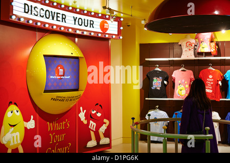 Intérieur de la M&M store Leicester Square London UK Banque D'Images