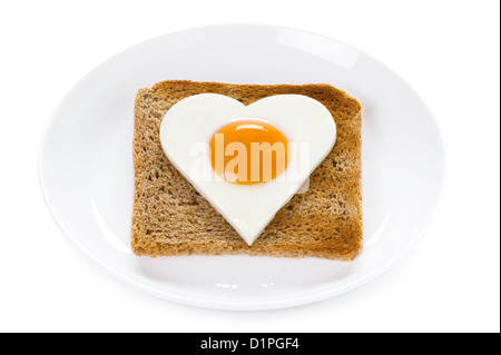 Oeufs en forme de coeur sur toast isolé sur fond blanc. valentine ou cholestérol coeur en santé concept Banque D'Images