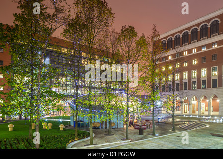 Brindley Place et Brunswick Street at night, Birmingham, Angleterre, RU Banque D'Images