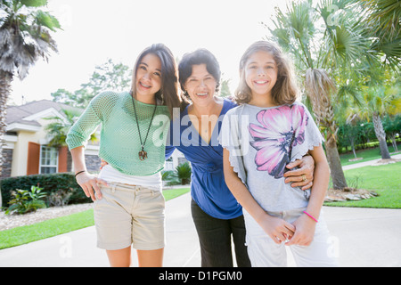 Smiling Hispanic grand-mère et petites-filles Banque D'Images