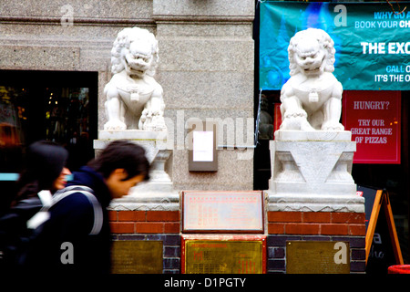 Deux (2) dragon chinois des statues dans Chinatown, Soho, West End de Londres, Angleterre, Royaume-Uni, Banque D'Images