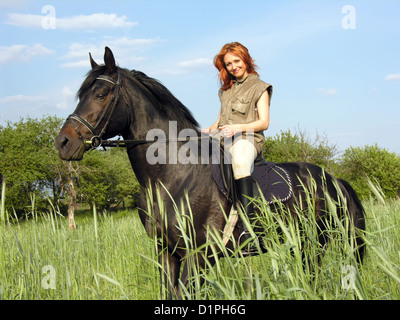 Jeune femme équitation dans journée d'été Banque D'Images