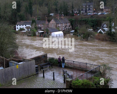 2 janvier 2013. Les inondations de Ironbridge, Shropshire, au Royaume-Uni. Observer les gens à écoulement rapide de la rivière Severn à Ironbridge gonflée. Banque D'Images
