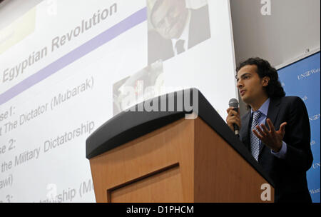 Maikel Nabil Sanad, blogueur et militant politique égyptien, prononce un discours à l'Université de tel-Aviv le 02 janvier 2012. Maikel est devenu célèbre en 2010 pour avoir refusé de servir dans l'armée égyptienne, puis en 2011 pour son rôle dans la révolution égyptienne. Il est connu pour promouvoir les valeurs démocratiques libérales en Égypte et pour faire campagne pour des relations pacifiques entre l'Égypte et Israël. Banque D'Images