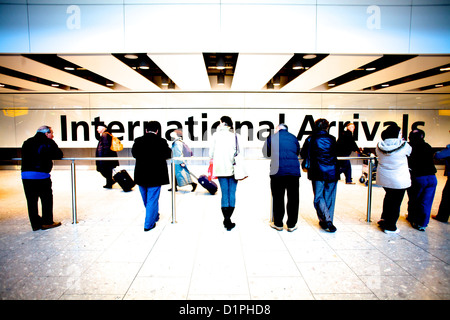 Les gens qui attendent à l'arrivée des vols internationaux, Heathrow, Terminal 5, LHR Banque D'Images