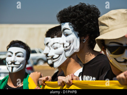 Les militants contre la corruption - mars portant des masques de Guy Fawkes dans street protester contre la corruption dans le gouvernement brésilien