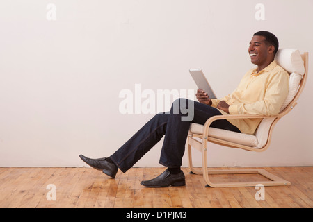 Black man using digital tablet Banque D'Images