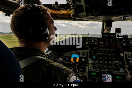 U.S. Air Force Le Capitaine Andrew Lawerence, 909e Escadron de ravitaillement en vol, les taxis pilote un KC-135 Stratotanker en préparation d'une sortie de formation sur Kadena Air Base, Japon, le 27 décembre 2012. Le 909e ARS fournit des KC-135 tanker prêt au combat pour soutenir les équipages d'AEP Banque D'Images