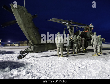 Les soldats de la Garde nationale de l'Armée américaine à partir de la Brigade d'aviation 1-211 de West Jordan, Utah, déplier les pales d'une Apache AH-64D Banque D'Images