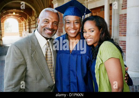 Fier family standing avec diplôme Banque D'Images