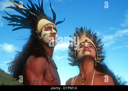 Rapanui homme et femme en costume traditionnel, l'île de Pâques, Chili Banque D'Images