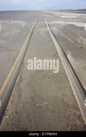 Location de pistes dans le sable, menant vers l'horizon Banque D'Images