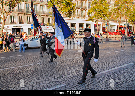 Défilé des Pompiers de Paris - French Brigade des Sapeurs-Pompiers de Paris les Champs-Élysées et l'Arc de Triomphe Banque D'Images