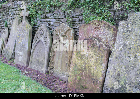 Vieille tombe des pierres dans tous les Saints Churchyard, Shelsley Beauchamp, Worcestershire, Angleterre, RU Banque D'Images