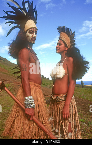 Rapanui homme et femme en costume traditionnel, l'île de Pâques, Chili Banque D'Images