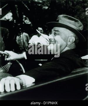 Franklin Roosevelt, 32e président des États-Unis d'Amérique, cigarette pendant la conduite automobile, 1939 Banque D'Images