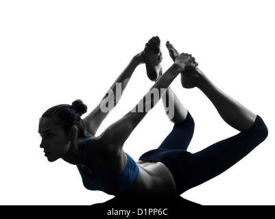 Une femme l'exercice de yoga pose arc en silhouette studio isolé sur fond blanc Banque D'Images