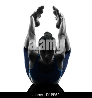 Une femme l'exercice de yoga pose arc en silhouette studio isolé sur fond blanc Banque D'Images