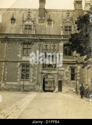 Photographie vers 1920, la façade de l'aile Louis XII et l'entrée principale du château de Blois à Blois, France. Banque D'Images