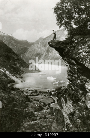 Vers 1920 photographie, Flydalsjuvet à Geiranger, Norvège, avec des navires de croisière dans le Geirangerfjord. Banque D'Images