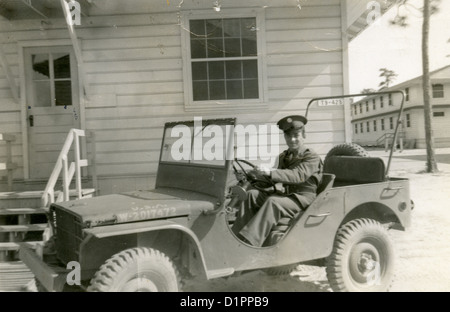 1941 photographie, soldat du 47e Infanterie en Jeep à Fort Bragg, Caroline du Nord. Banque D'Images