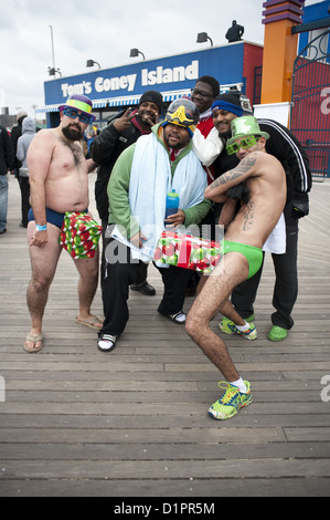 Environ 2 000 carnavaliers et nageurs se sont réunis à Coney Island à l'assemblée annuelle du Club de l'ours le jour de l'an 2013, de natation. Banque D'Images