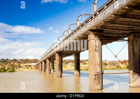 Pont enjambant la rivière Murray en Australie à la ville Murray Bridge en Australie du Sud Banque D'Images