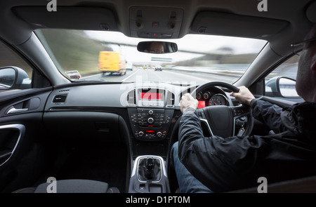 Conduite rapide vers le bas d'une autoroute de l'intérieur de la voiture. Banque D'Images