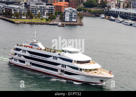 Sydney la compagnie de croisière navire , le Capitaine Cook Croisières sur le port de Sydney, voile passé luxury waterfront apartments Banque D'Images