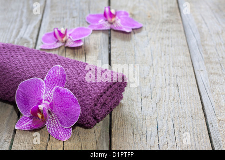 Orchid sur planches en bois vintage background abstract cosmétique Spa Banque D'Images
