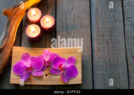Orchidées sur des planches cosmétique spa abstract background vintage creative concept still life Banque D'Images