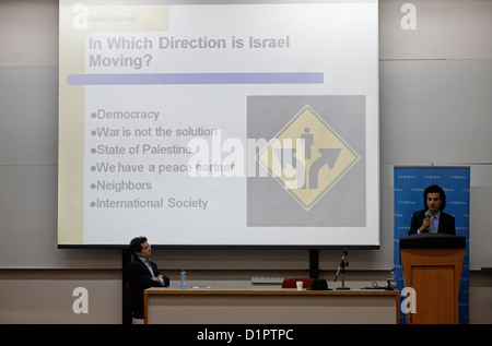 Maikel Nabil Sanad, blogueur et militant politique égyptien, prononce un discours à l'Université de tel-Aviv le 02 janvier 2012. Maikel est devenu célèbre en 2010 pour avoir refusé de servir dans l'armée égyptienne, puis en 2011 pour son rôle dans la révolution égyptienne. Il est connu pour promouvoir les valeurs démocratiques libérales en Égypte et pour faire campagne pour des relations pacifiques entre l'Égypte et Israël. Banque D'Images