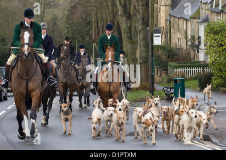 Maître de la chasse conduit son foxhounds grâce à Chipping Norton pour le Boxing Day 2014 Hunt Banque D'Images