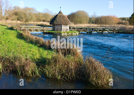 Test de la rivière, Longstock, Hampshire, England, UK - toit de chaume fishermans hut et les pièges de l'anguille Banque D'Images