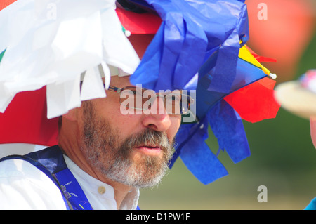 Un homme barbu en rouge, blanc et bleu hat UK Banque D'Images