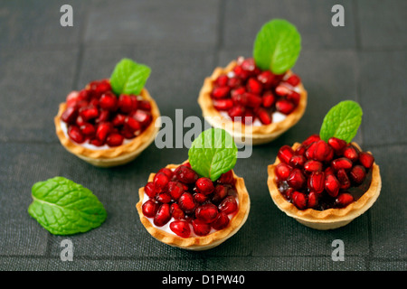 Tartelettes au fromage et de grenadiers. Banque D'Images