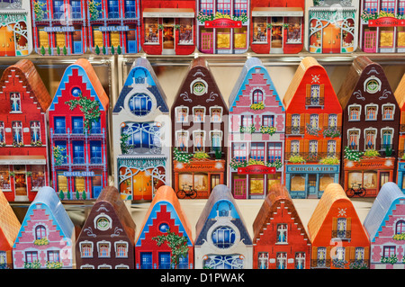 Affichage de la fenêtre dans le chocolat shop Bruges Belgique. Les cases en forme de maisons traditionnelles. Banque D'Images